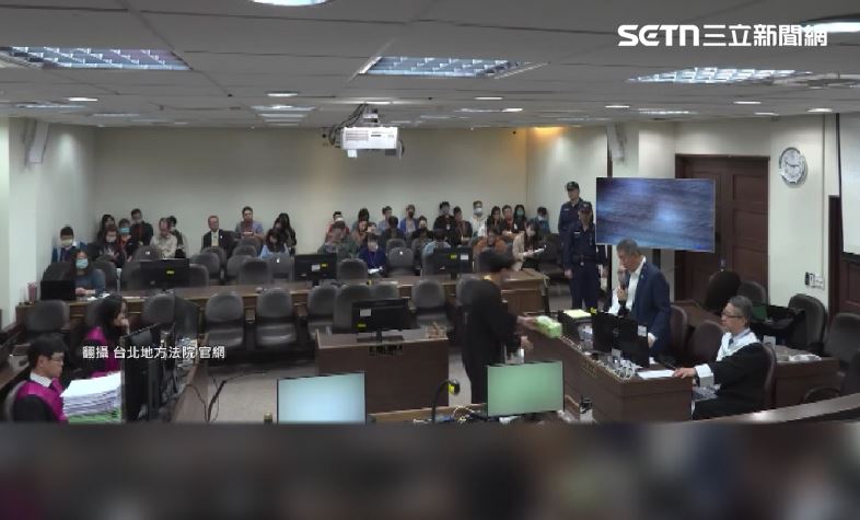 柯文哲在庭上哽咽說不出話,法院通譯還貼心附上衛生紙擦淚