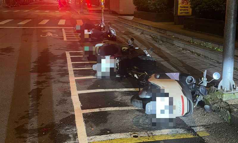 楊男稱「心情不好」，沿路推倒路邊停放的56台機車。（圖／翻攝畫面）