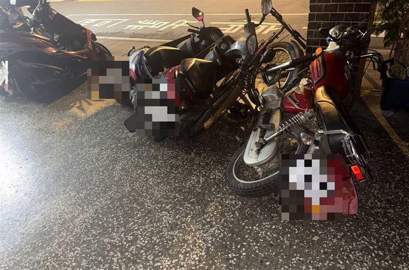 楊男稱「心情不好」，沿路推倒路邊停放的56台機車。（圖／翻攝畫面）