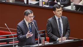 立法院會　卓榮泰、何晉滄列席備詢立法院會31日繼續進行施政總質詢，行政院長卓榮泰（左）與經濟部次長何晉滄（右）列席備詢，回應立委詢問能源等相關議題。中央社記者鄭清元攝　115年3月31日