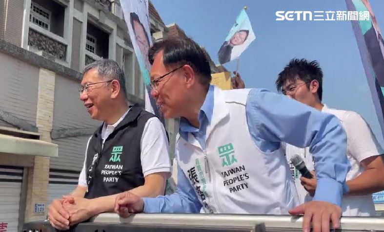 柯文哲（左）31日一早到嘉義陪張啓楷（右）車掃，儘管表面看似沒事，但「小沈1500」未爆彈，也將為二審增添變數