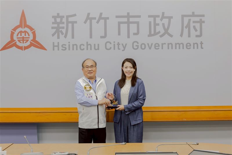 新竹市警察局長陳源輝獻獎合照。（圖／新竹市政府提供）