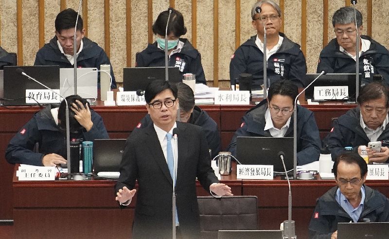 高雄市議會31日進行市長施政報告與質詢，國民黨團聚焦能源議題。市長陳其邁（前排左）表示，核能要符合安全無虞、核廢有解、社會共識3個前提，才能成為選項