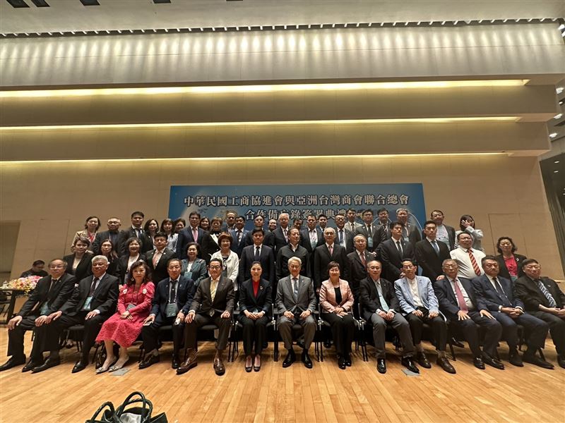 工商協進會理事長吳東亮親自主持公亮講座，強調「算力就是國力」，呼籲台灣產業界應加速AI應用落實，才能在美中夾縫中站穩腳步。吳東亮理事長與DIGITIMES董事長黃欽勇共同探討全球半導體戰略，教導企業主如何在科技戰國時代，透過精準佈局守住關鍵獲利。（圖／工商協進會提供）