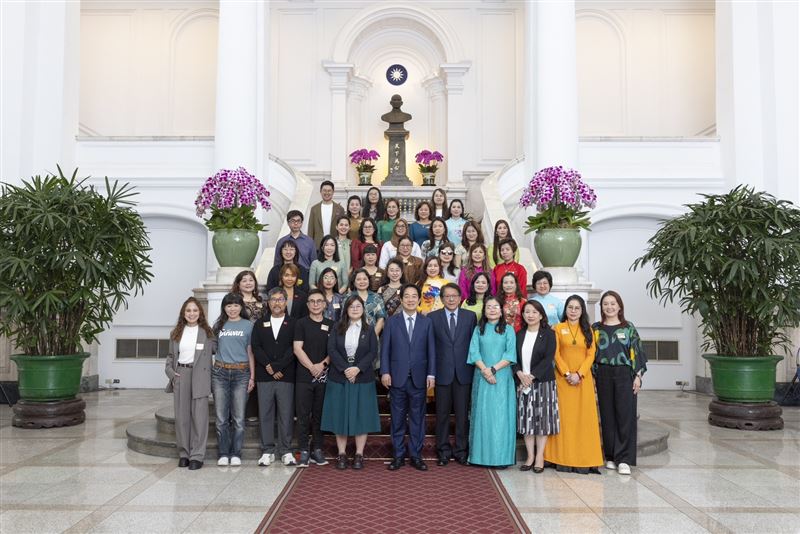 民進黨舉辦「新住民文化交流深耕研習暨參訪」，邀請來自北部的新住民朋友實地走訪總統府、陳定南紀念園區等地（圖／民進黨提供）