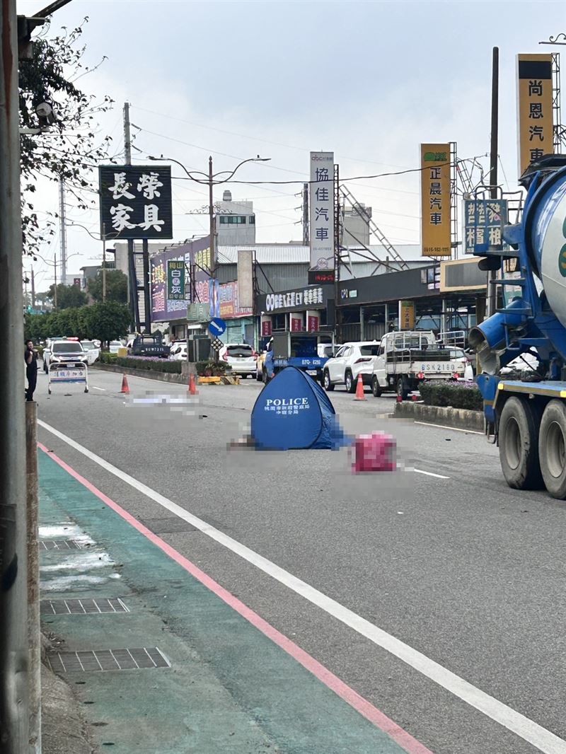 外送員疑似身體不適倒在馬路上，遭水泥預拌車輾斃。（圖／記者張昱傑攝影）
