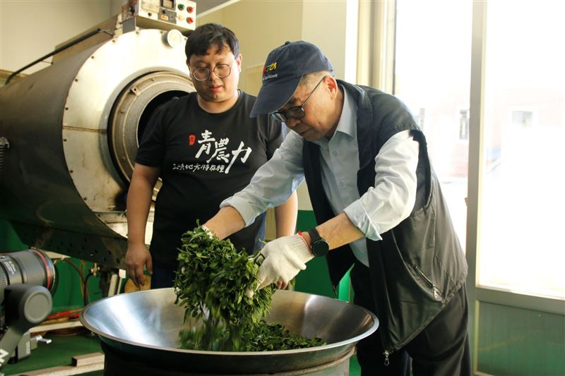 聯發科董事長蔡明介罕見展現感性一面，宣布攜手灣聲樂團啟動公益音樂行腳，要把最高規格的文化資源送進全台偏鄉。聯發科技董事長蔡明介親訪「智在家鄉」參賽團隊落地場域，並在團隊指導下體驗傳統炒茶工藝。（圖／聯發科提供）