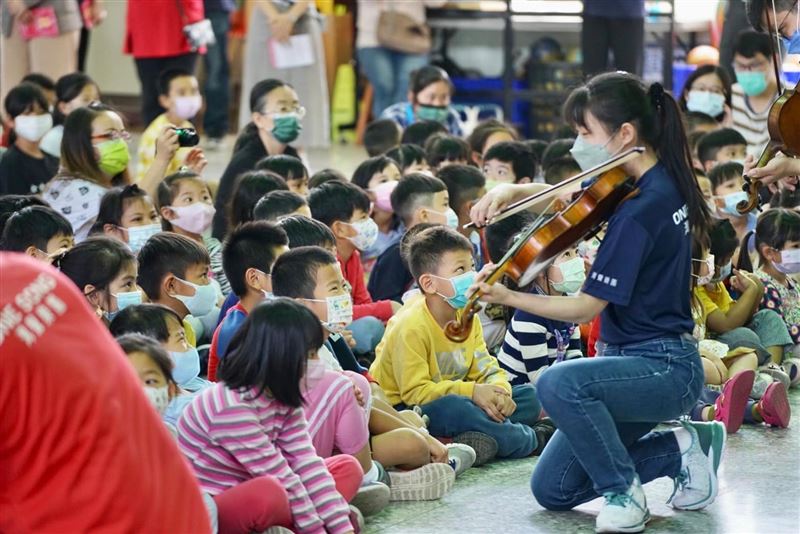 灣聲樂團公益行腳正式開跑，今年更祭出金曲歌王許富凱助陣，讓屏東與馬祖的鄉親不用花錢就能享受大師級的音樂震撼。（圖／聯發科提供）