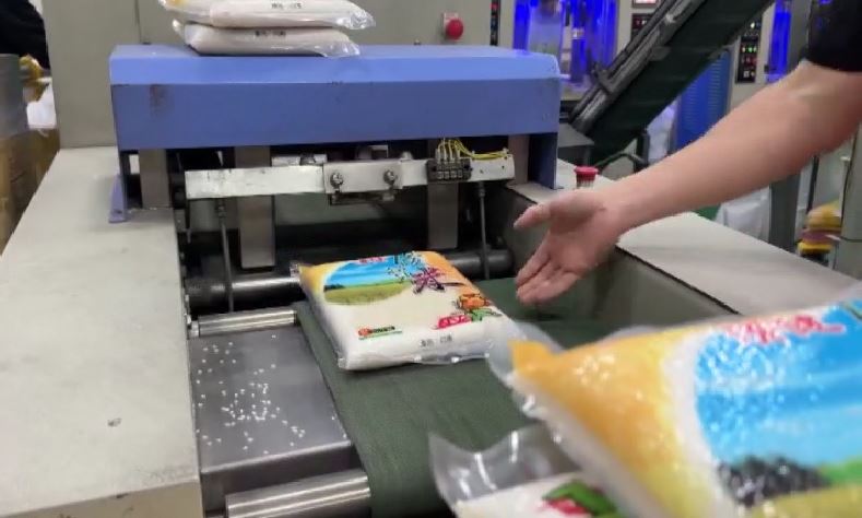 受中東戰事影響，塑膠包材嚴重缺貨，雲林跟彰化的農會快要陷入「有米無袋」的困境