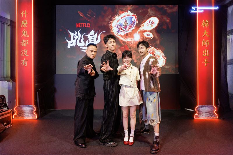 陳以文、柯震東、陳妍霏、林鶴軒等人一起玩情境互動。（圖／Netflix提供）