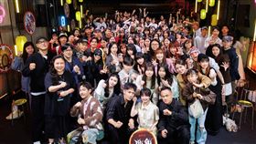 陳以文、柯震東、陳妍霏、林鶴軒等人一起玩情境互動。（圖／Netflix提供）