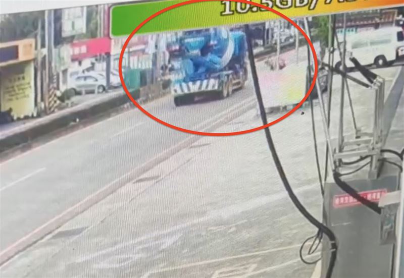 李姓外送員疑似身體不適，倒在車道上。（圖／翻攝畫面）