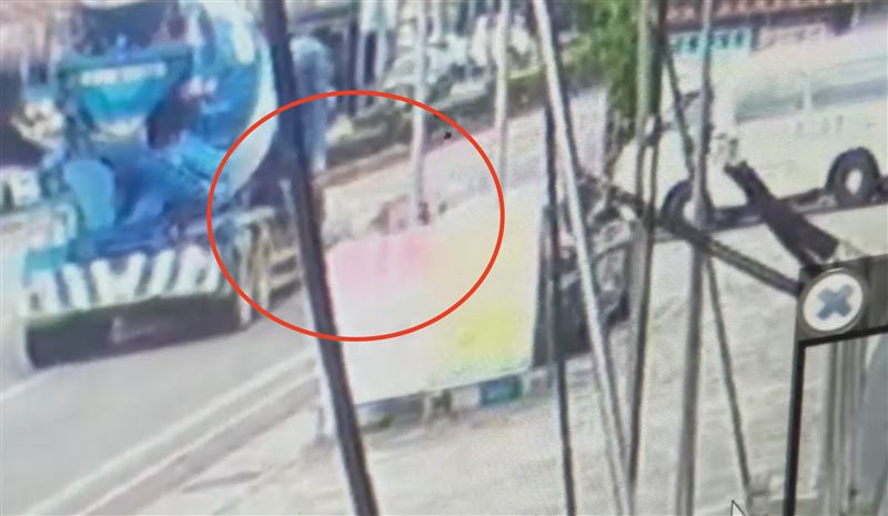 水泥預拌車煞車不及，輾過外送員。（圖／翻攝畫面）