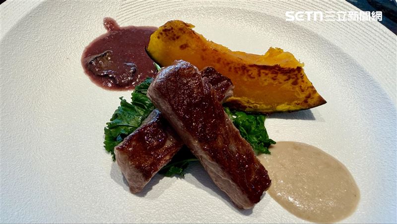 「高空鐵板燒」品嘗帝王蟹、活龍蝦、A5和牛。(圖／記者賴俊佑攝影）