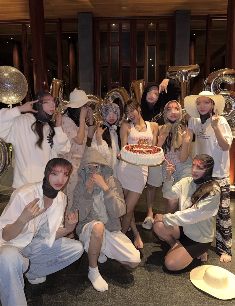 Lisa友人戴頭套幫忙慶生。（圖／翻攝自IG）