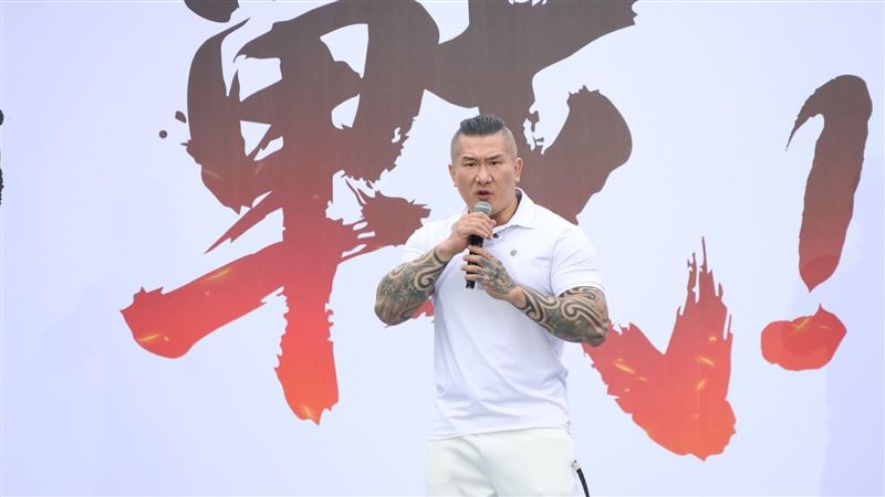 她嗆館長:鄭麗文沒蠢到帶8+9去見習近平