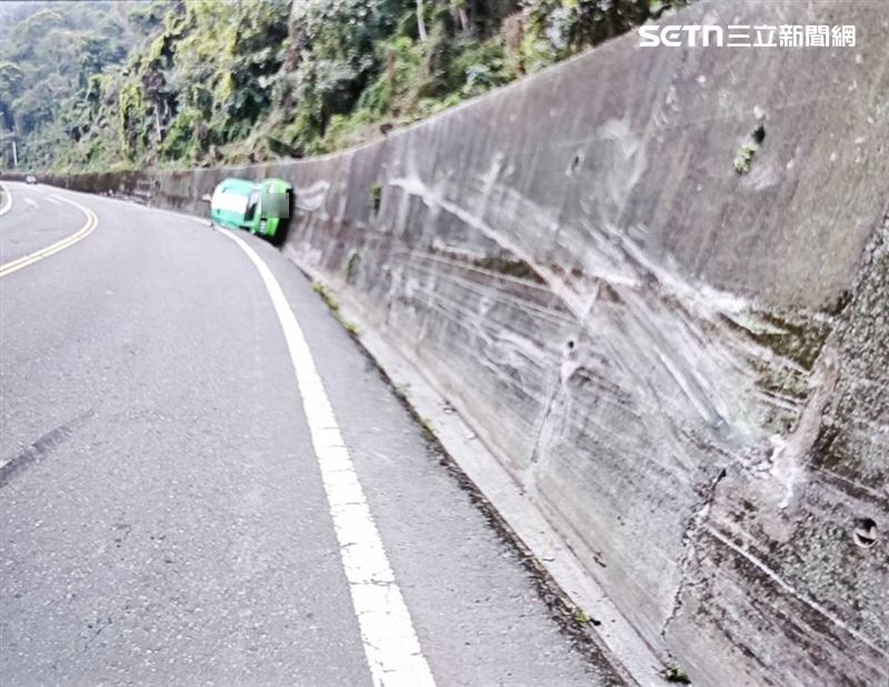 男開跑車載19歲嫩妹跑山,彎道前超車慘嚕壁。(圖/翻攝畫面)