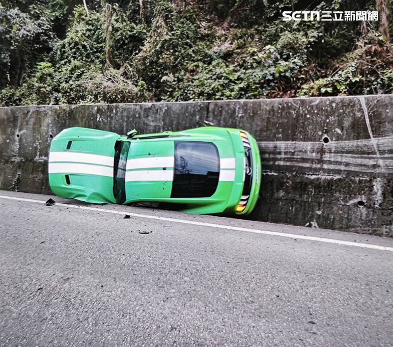 福特野馬跑車超車出車禍,失控嚕壁。(圖/翻攝畫面)