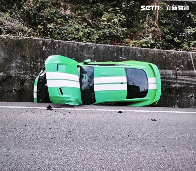 福特野馬跑車超車出車禍,失控嚕壁。(圖/翻攝畫面)