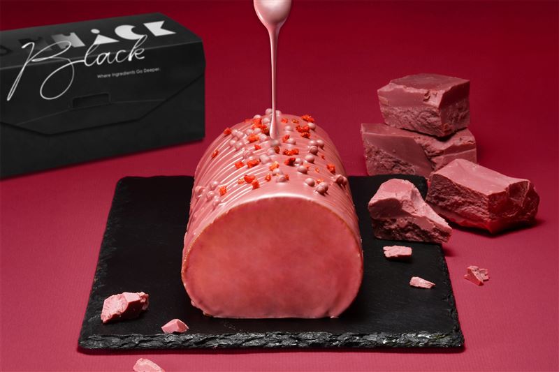 亞尼克母親節獻寶石級生乳捲，「紅寶石巧克力脆皮生乳捲」極致奢華、寵媽像女王。（圖／品牌業者提供）