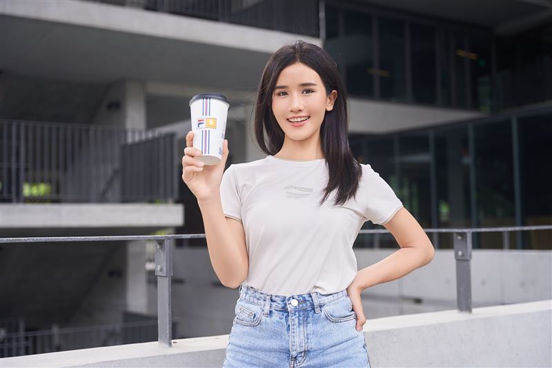 CAMA CAFE與FILA合作，象徵著兩大品牌跨界結合，從咖啡風味到生活態度，共同詮釋優雅與動能並存的現代日常。（圖／品牌業者提供）