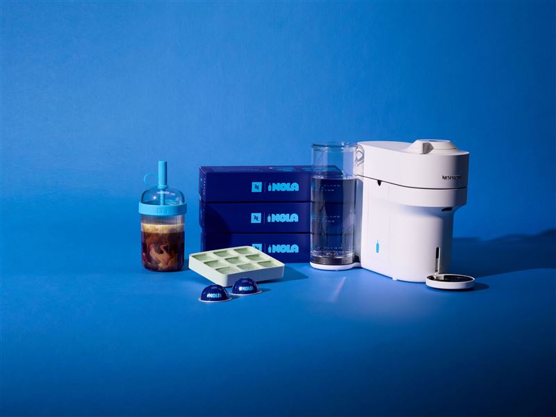Nespresso與Blue Bottle Coffee藍瓶咖啡合作限量系列產品正式開賣，包含限量版「Vertuo Pop+ 藍瓶限量款咖啡機」、「藍瓶-NOLA風味咖啡膠囊」以及「Travel 風格隨行杯&ndash;藍瓶限量款」。（圖／品牌業者提供）