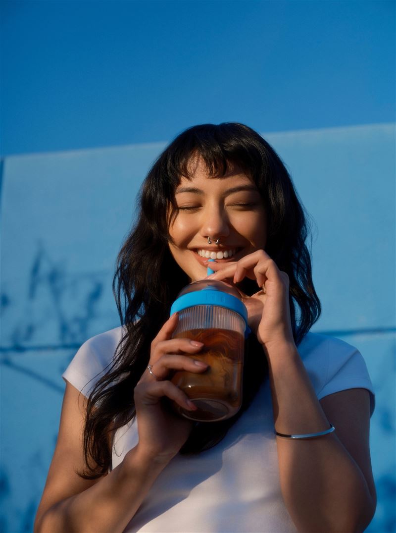 Travel風格隨行杯&ndash;藍瓶限量款杯身以細緻垂直紋理的透明外層打造，優雅展現冰咖啡的層次與光影變化，將精品咖啡儀式感化為日常隨行的風格單品。（圖／品牌業者提供）