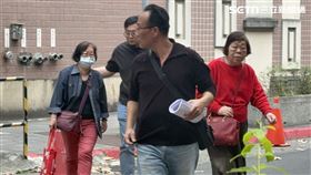 ▲鄭淑卿（紅衣）、鄭淑芬姐妹被控涉嫌以人頭詐領長照中心防疫獎勵金，被移送北檢複訊。（圖／記者楊佩琪攝）