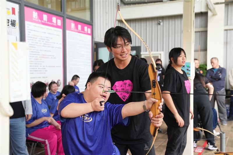 《115全障運》新北強化場館共融設施，特教生體驗射箭為賽會暖身。（圖／新北市政府提供）