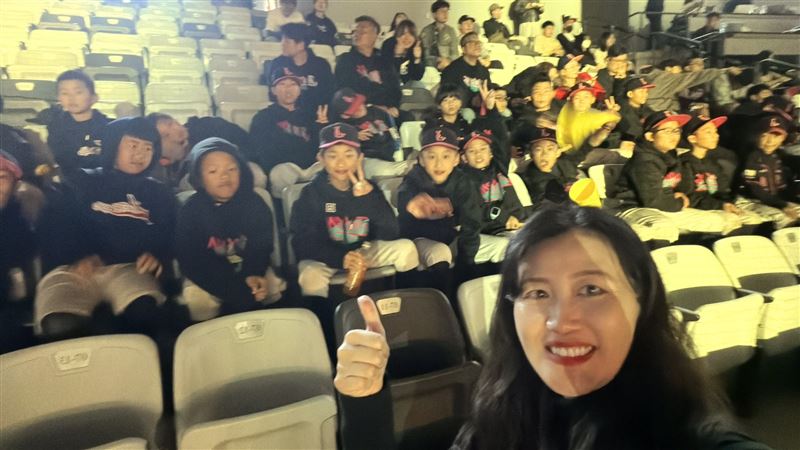 張善政邀請桃園共160名棒球小將到大巨蛋觀戰。（圖／翻攝自臉書）