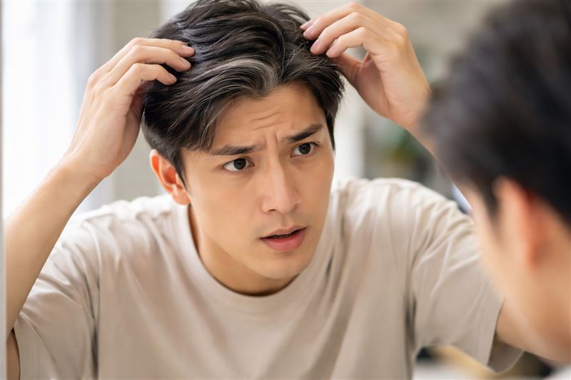 白髮讓人顯老，不免感嘆歲月流逝，而試圖逆轉黑。（圖／AI生成）