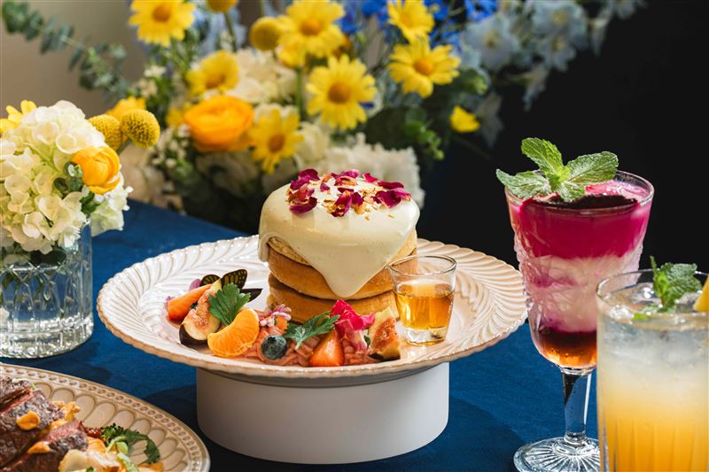 Engolili英格莉莉統一時代店獨家新品花園秘境熔岩鬆餅塔（市值390元），以特調熔岩鮮奶油與繽紛花果，帶來視覺與多層次口感的雙重震撼。（圖／品牌業者提供）