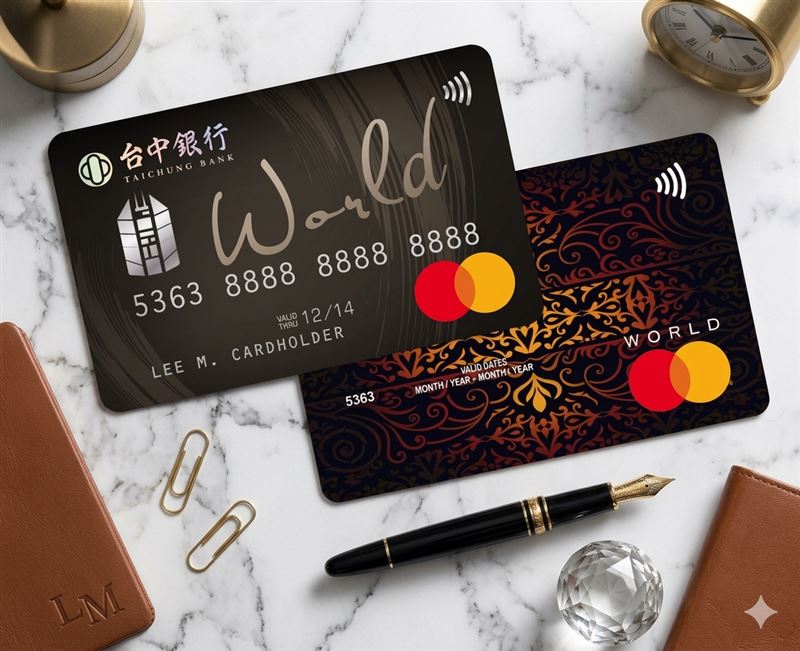 該行世界卡採用MasterCard國際組織智能晶片技術，融入新總行大樓「台中之鑽」幾何建築設計元素，以一體成型工藝打造專屬晶片卡，展現高規格交易安全與頂級金融質感。（圖／台中銀行提供）