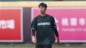 黃子鵬轉隊後首度重返樂天桃猿球場。（圖／台鋼雄鷹提供） 