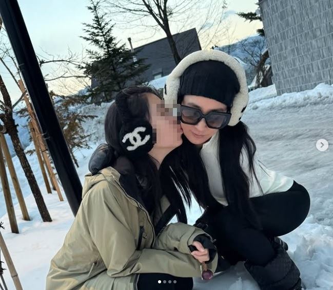 李晶晶和女兒就像姐妹閨密一般，可說把這位台塑第4代小公主，教養得優秀出色。（圖／翻攝自李晶晶IG）