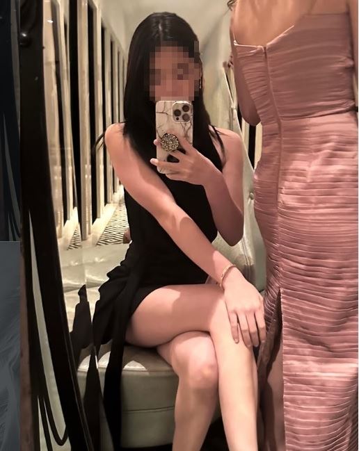 李晶晶曬出女兒露腿辣照，可見Elizabeth穿黑色高衩禮服，露出一雙逆天長腿。（圖／翻攝自李晶晶IG）