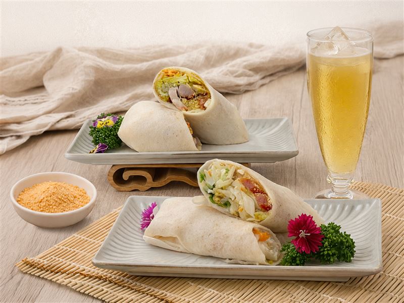 圓山花園咖啡廳以「老蒔新味」為靈感，首度推出「海味烏魚子」及「咖哩燒肉」兩款應景限定圓山潤餅，將熟悉的家常味創新呈現。（圖／飯店旅宿業者提供）