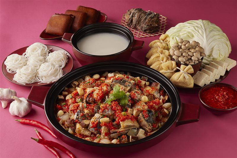 福容推剁椒魚頭煲，桃園特色入菜一鍋三吃兩千有找。（圖／福容大飯店提供）
