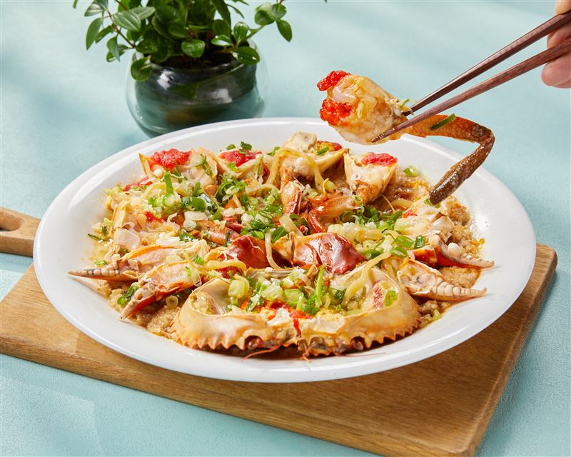 花膠沙母蒸肉餅以膠質的滑潤與蟹肉的鮮甜相互襯托，鮮味層層堆疊，完整展現粵菜講究火候與食材本味的經典魅力。（圖／飯店旅宿業者提供）