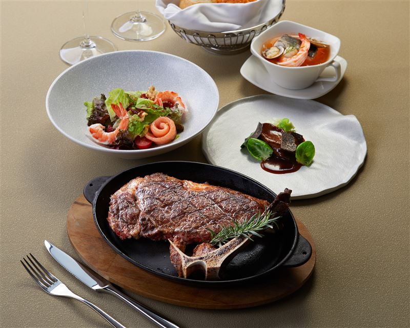 日本F1帶骨肋眼牛排（18盎司），以帶骨烹調鎖住肉汁精華，口感近A3和牛與Prime等級的豐潤表現。（圖／飯店旅宿業者提供）