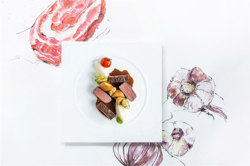 南港老爺行旅新菜主推「和牛紐約客牛排」，嚴選澳洲和牛並經48小時熟成排酸，搭配法式紅酒醬汁，肉質柔嫩、油花細緻。（圖／飯店旅宿業者提供）