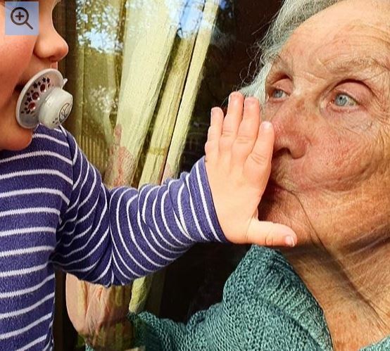 來自台灣旅居英國20年的前倫敦外商銀行副總裁LISA黃緯苑撰寫《英式優雅》曝光凱特王妃的文化慈善學。（圖／翻攝自Hold Still 官網）