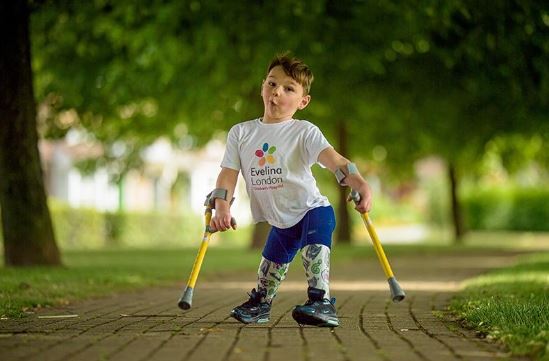 來自台灣旅居英國20年的前倫敦外商銀行副總裁LISA黃緯苑撰寫《英式優雅》曝光凱特王妃的文化慈善學。（圖／翻攝自Hold Still 官網）