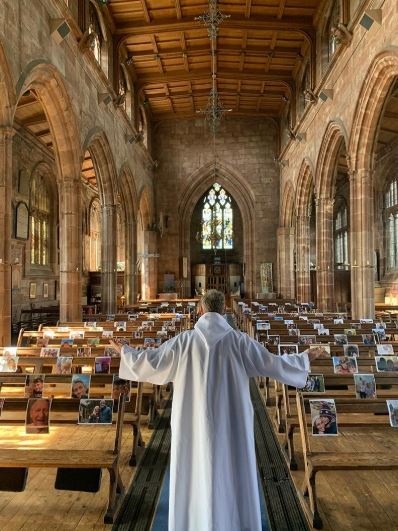 來自台灣旅居英國20年的前倫敦外商銀行副總裁LISA黃緯苑撰寫《英式優雅》曝光凱特王妃的文化慈善學。（圖／翻攝自Hold Still 官網）