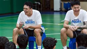 施晉堯（左）、邱子軒與同學分享心得回覆提問。（圖／高雄全家海神提供）