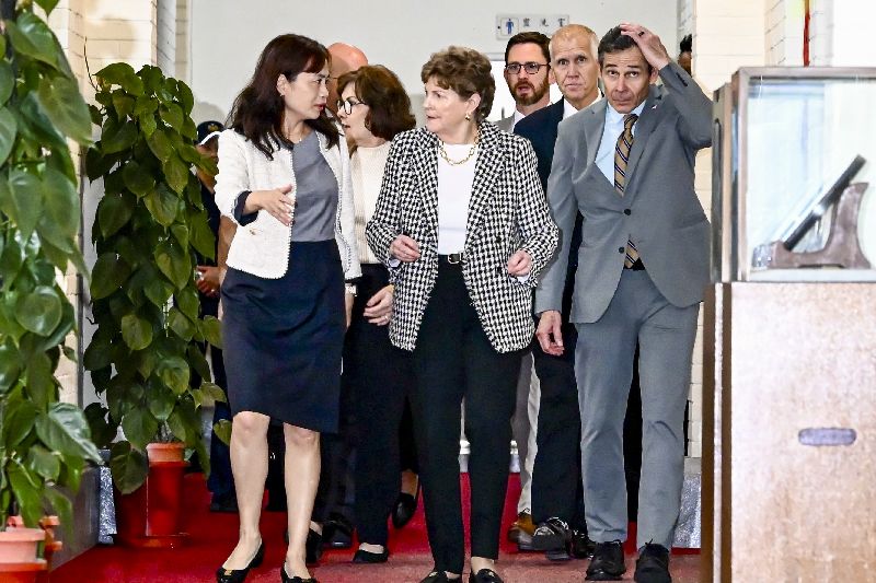 美國聯邦參議院外交委員會民主黨首席議員夏亨（Jeanne Shaheen）（前中）及共和黨參議員匡希恆（John Curtis）（前右）所率跨黨派訪團來台，31日晚間拜會立法院，與立法院長韓國瑜、副院長江啟臣等人會晤