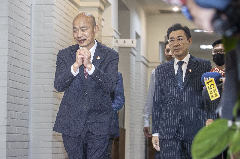 美國聯邦參議院跨黨派訪團來台，31日晚間拜會立法院，院長韓國瑜（左）與副院長江啟臣（右）會後走出會議室，向現場守候媒體拱手致意