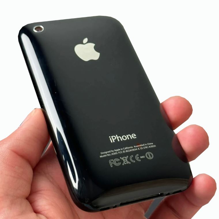 iPhone 3GS 被譽為「人體工學巔峰」的機型，握起來有如肥皂般順手。（圖／翻攝自蝦皮購物）