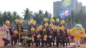 福營國中拿下隊史的首座冠軍獎盃。（圖／高中體總提供） 