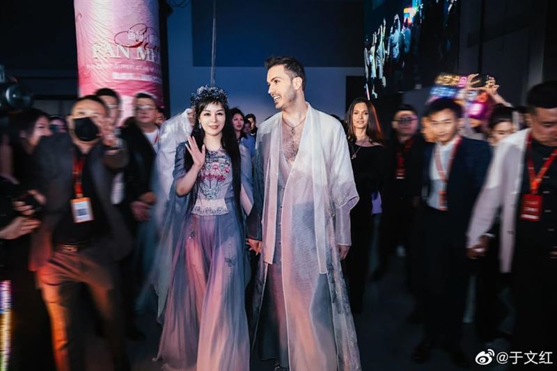 56歲醫美女王于文紅宣稱引進「年輕血液置換術」求逆齡，遭到海爾集團發聲明切割並踢爆根本是偽科學。（翻攝自微博）